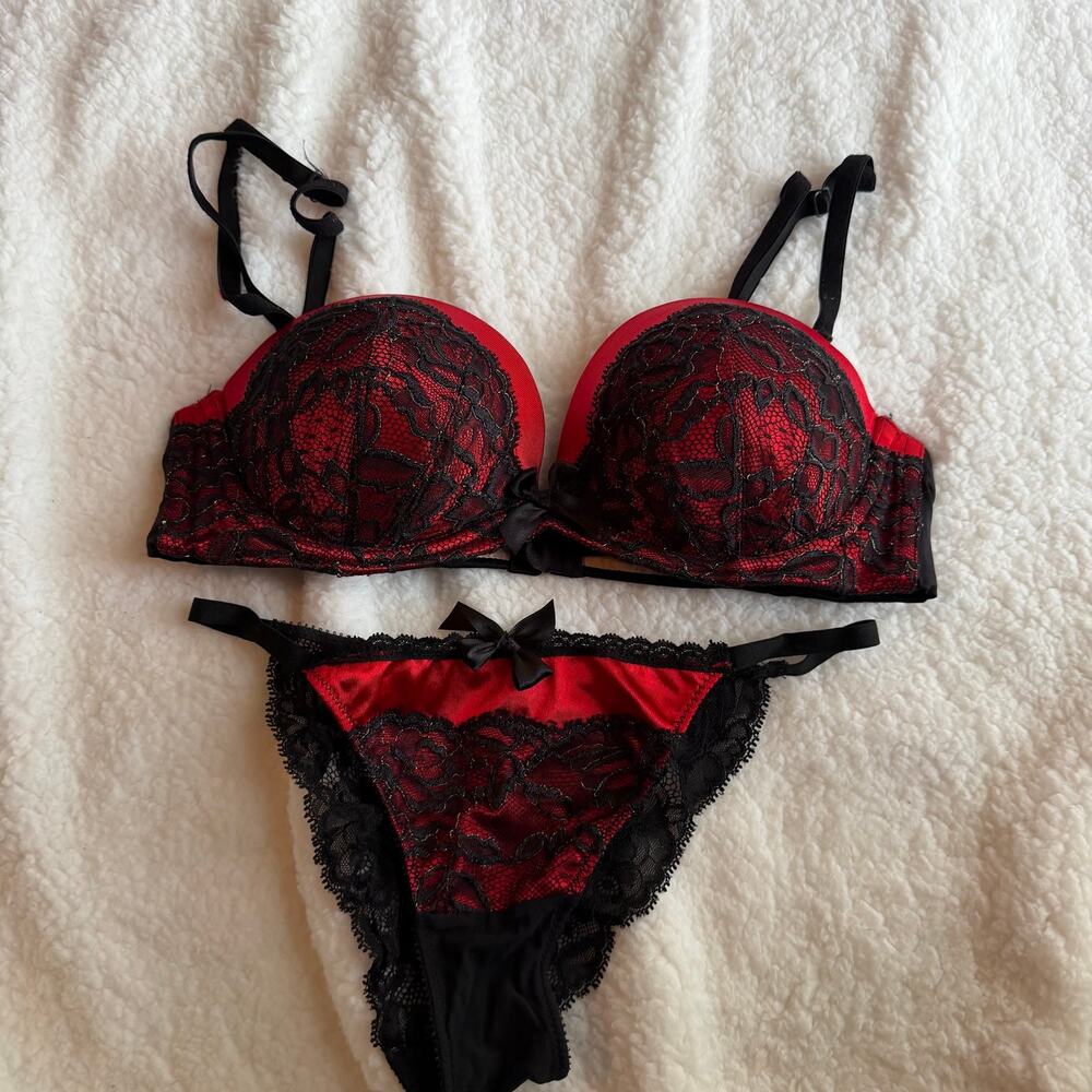 Victoria's Secret Very Sexy Seduction Red set 34B/S